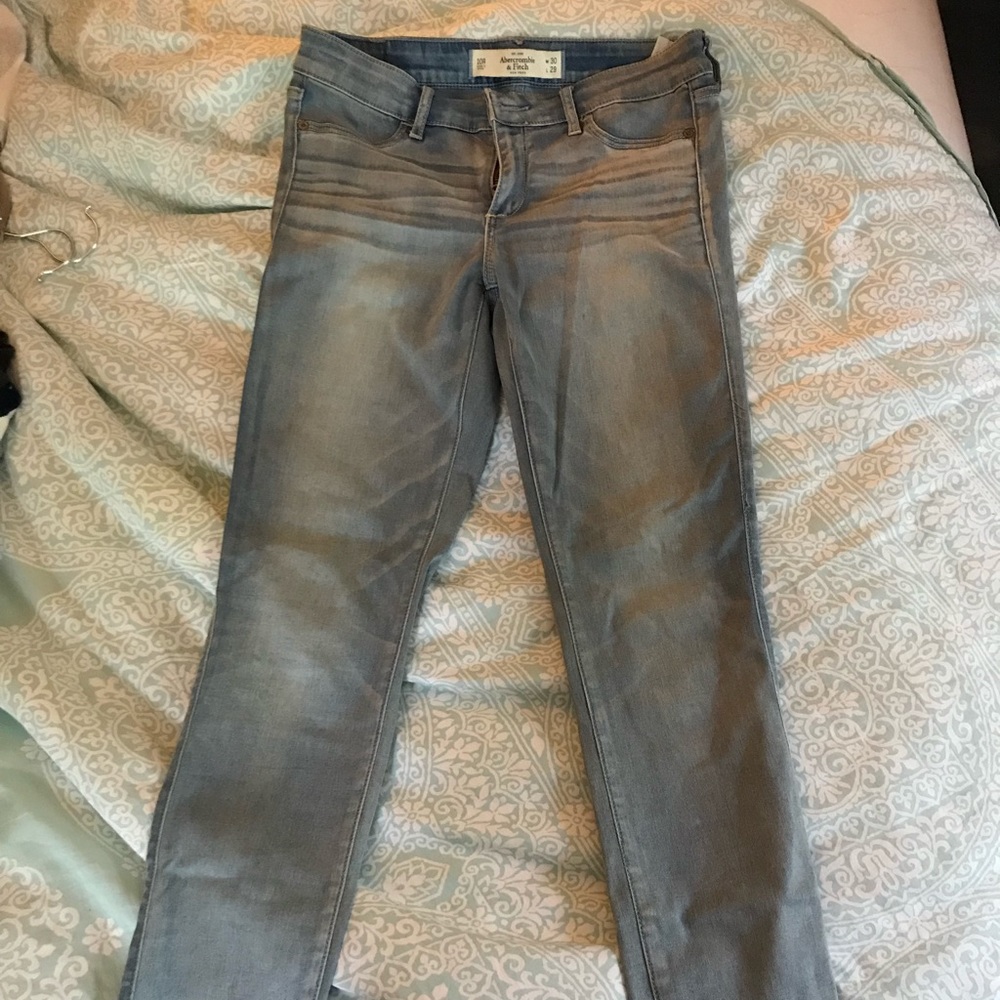 Light wash skinny jean